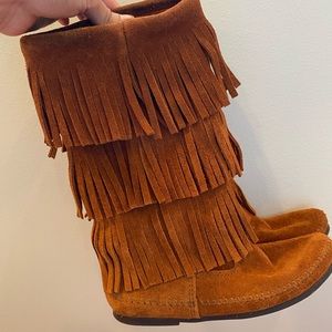 Minnetonka 3-later fringe boot
